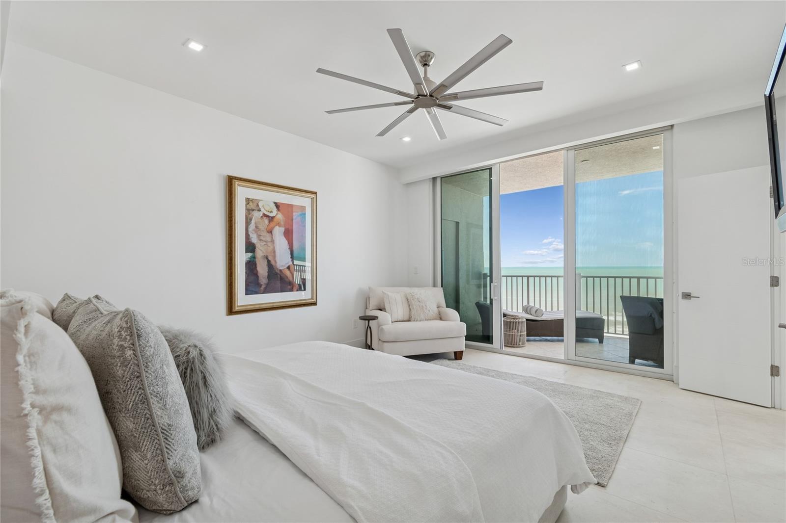 Listing photo id 14 for 19600 Gulf Boulevard 402