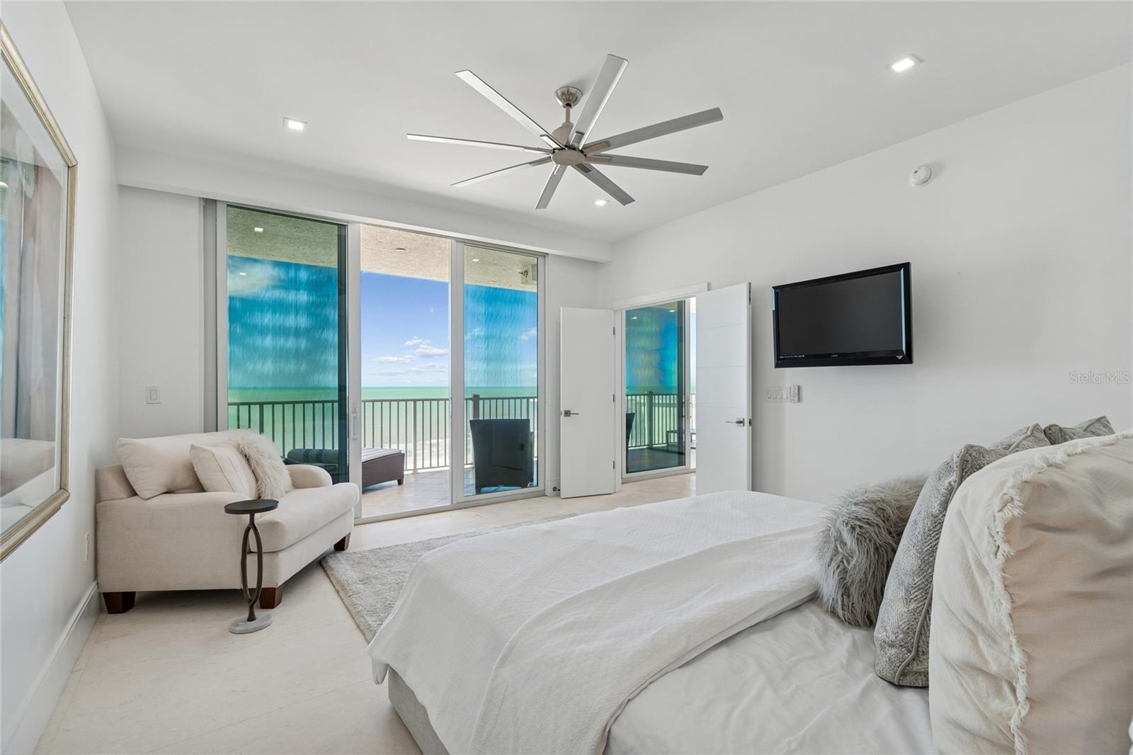 Listing photo id 15 for 19600 Gulf Boulevard 402