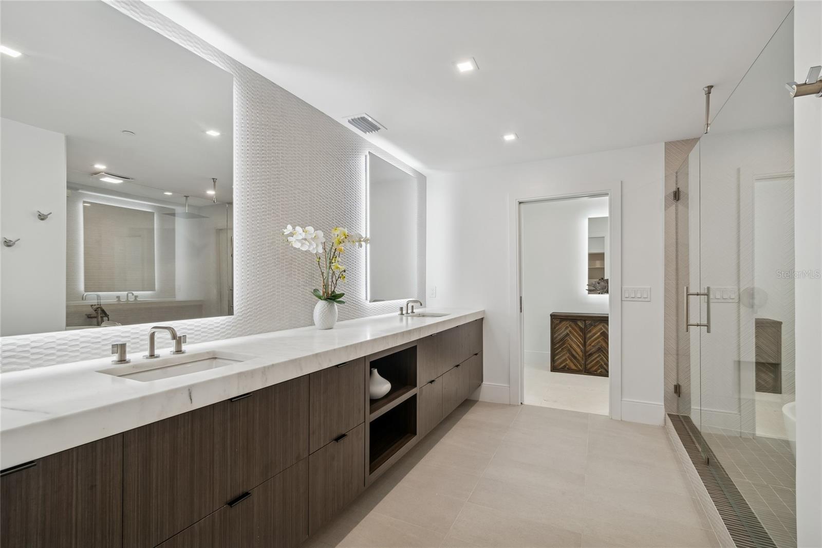 Listing photo id 20 for 19600 Gulf Boulevard 402