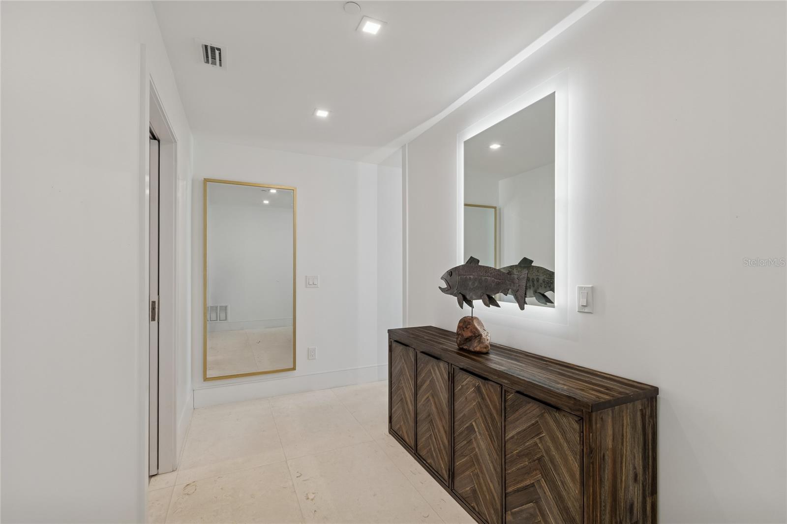 Listing photo id 21 for 19600 Gulf Boulevard 402