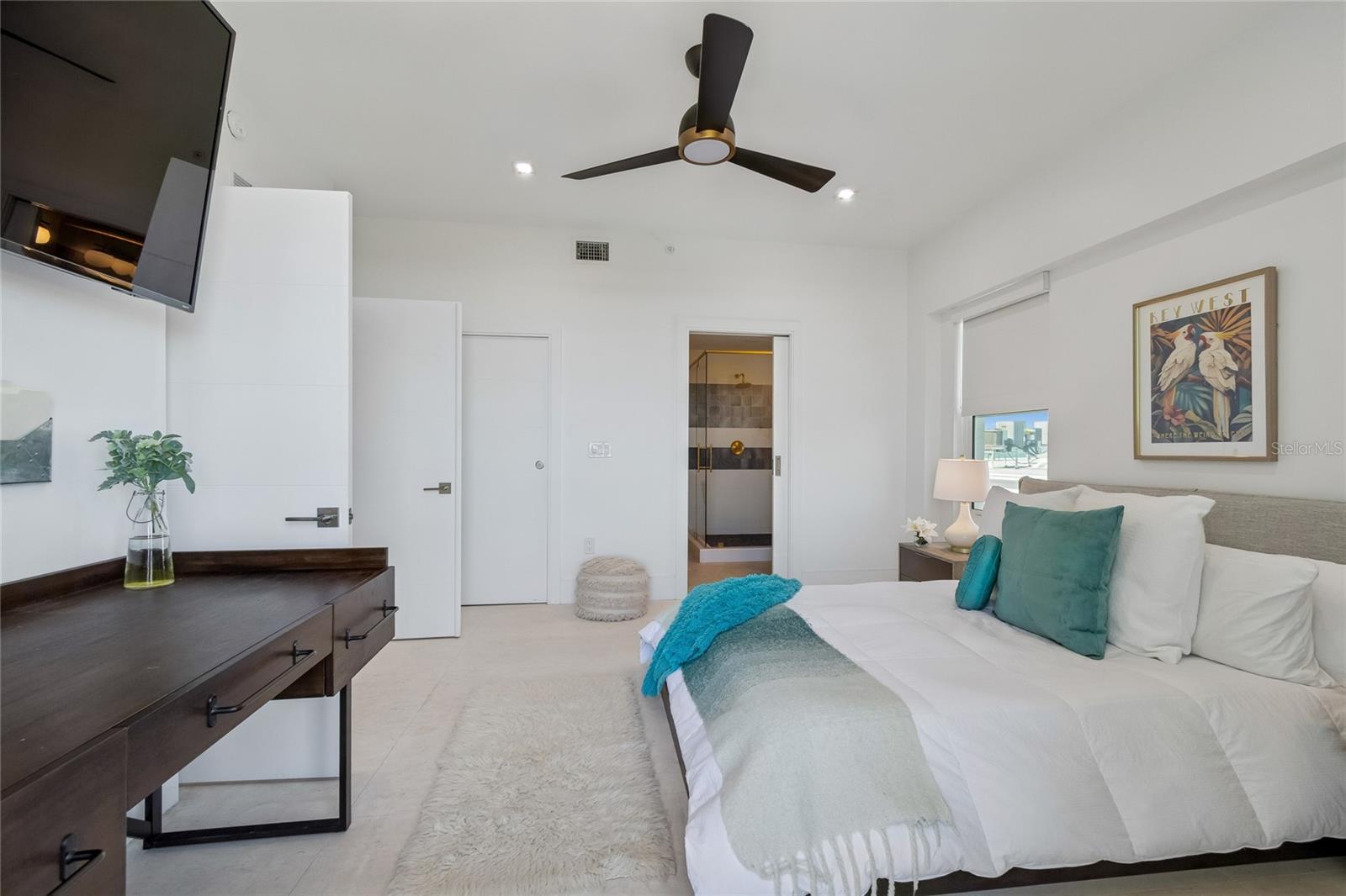 Listing photo id 24 for 19600 Gulf Boulevard 402