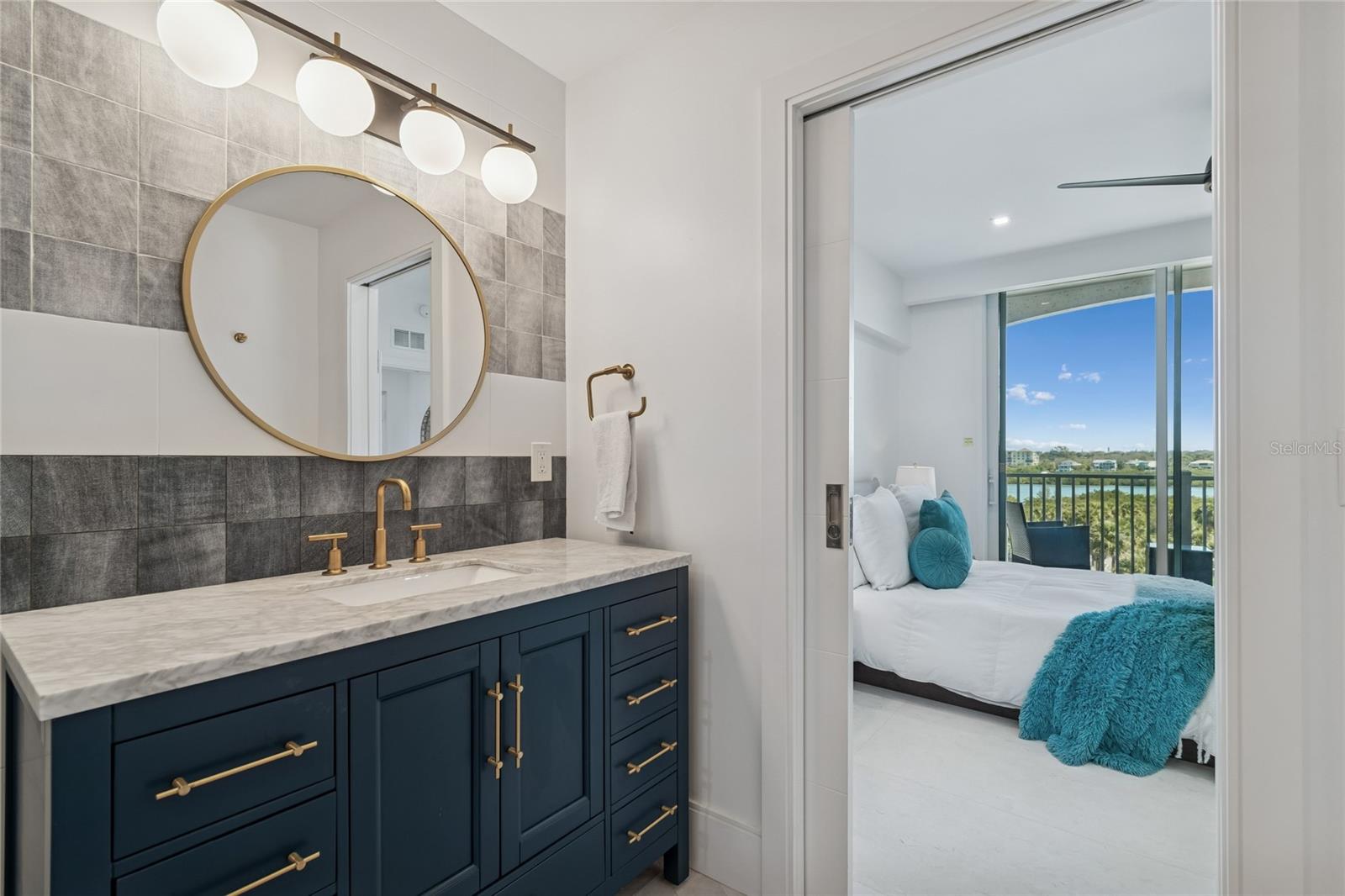 Listing photo id 25 for 19600 Gulf Boulevard 402