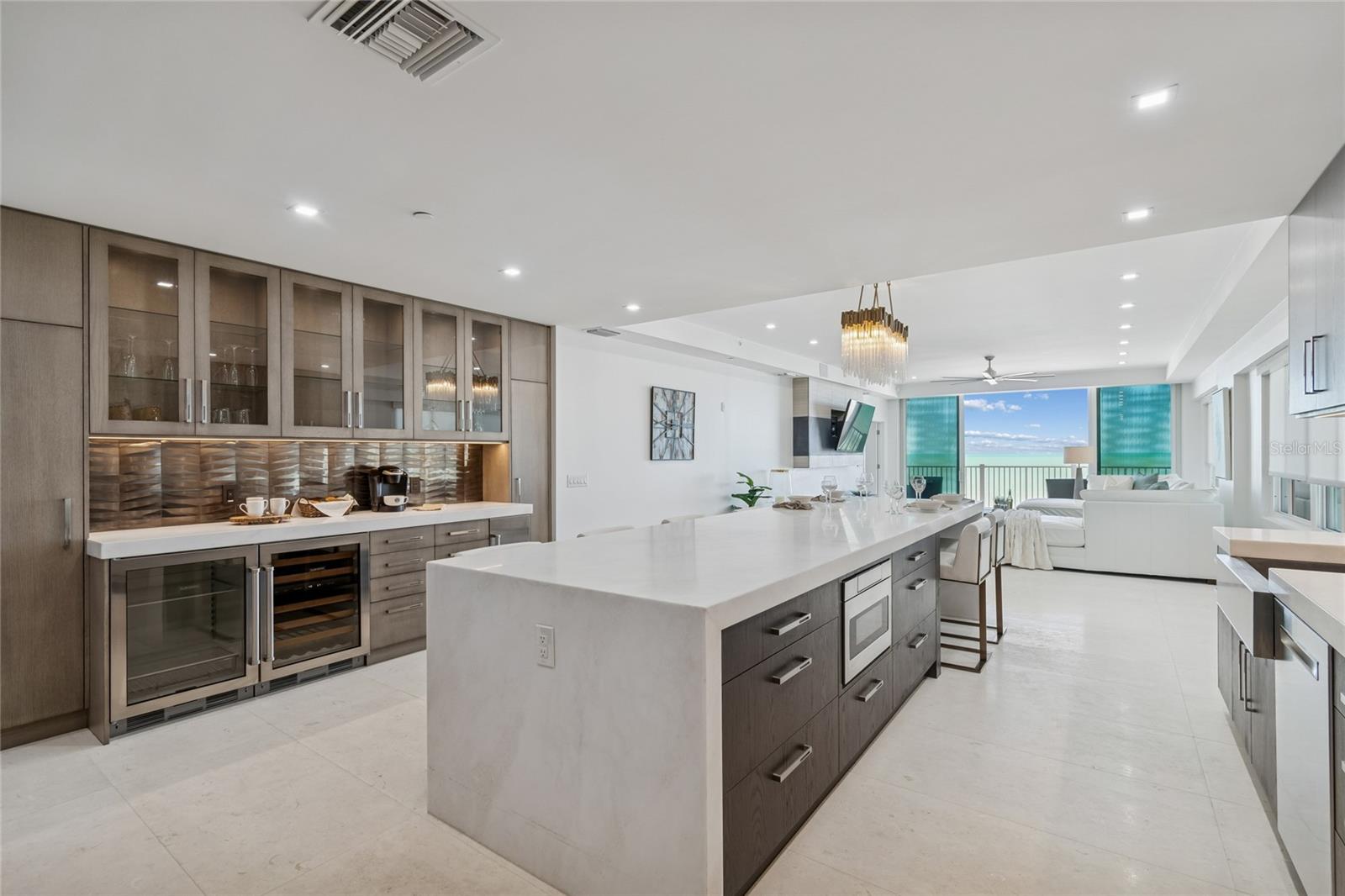 Listing photo id 2 for 19600 Gulf Boulevard 402