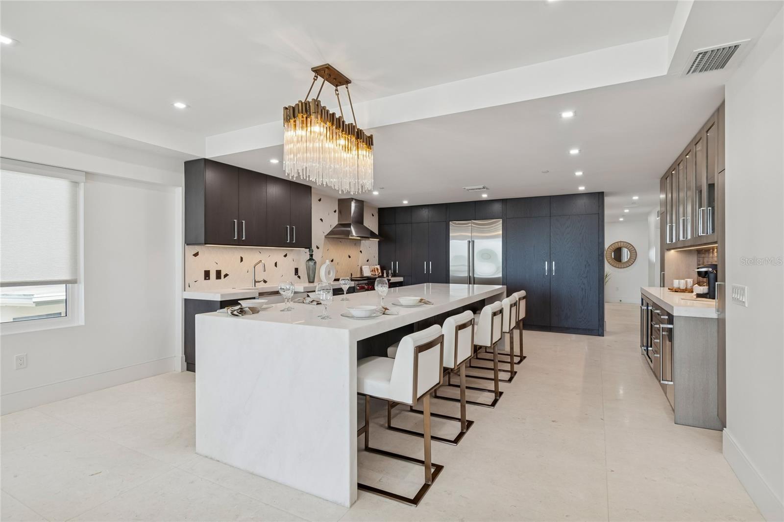 Listing photo id 5 for 19600 Gulf Boulevard 402