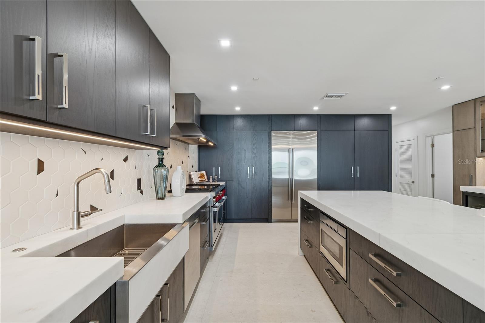 Listing photo id 6 for 19600 Gulf Boulevard 402