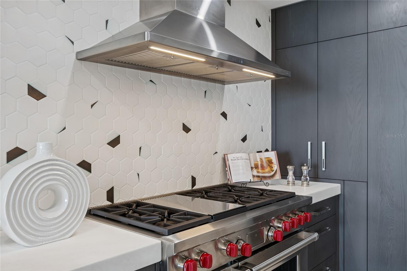 Listing photo id 7 for 19600 Gulf Boulevard 402