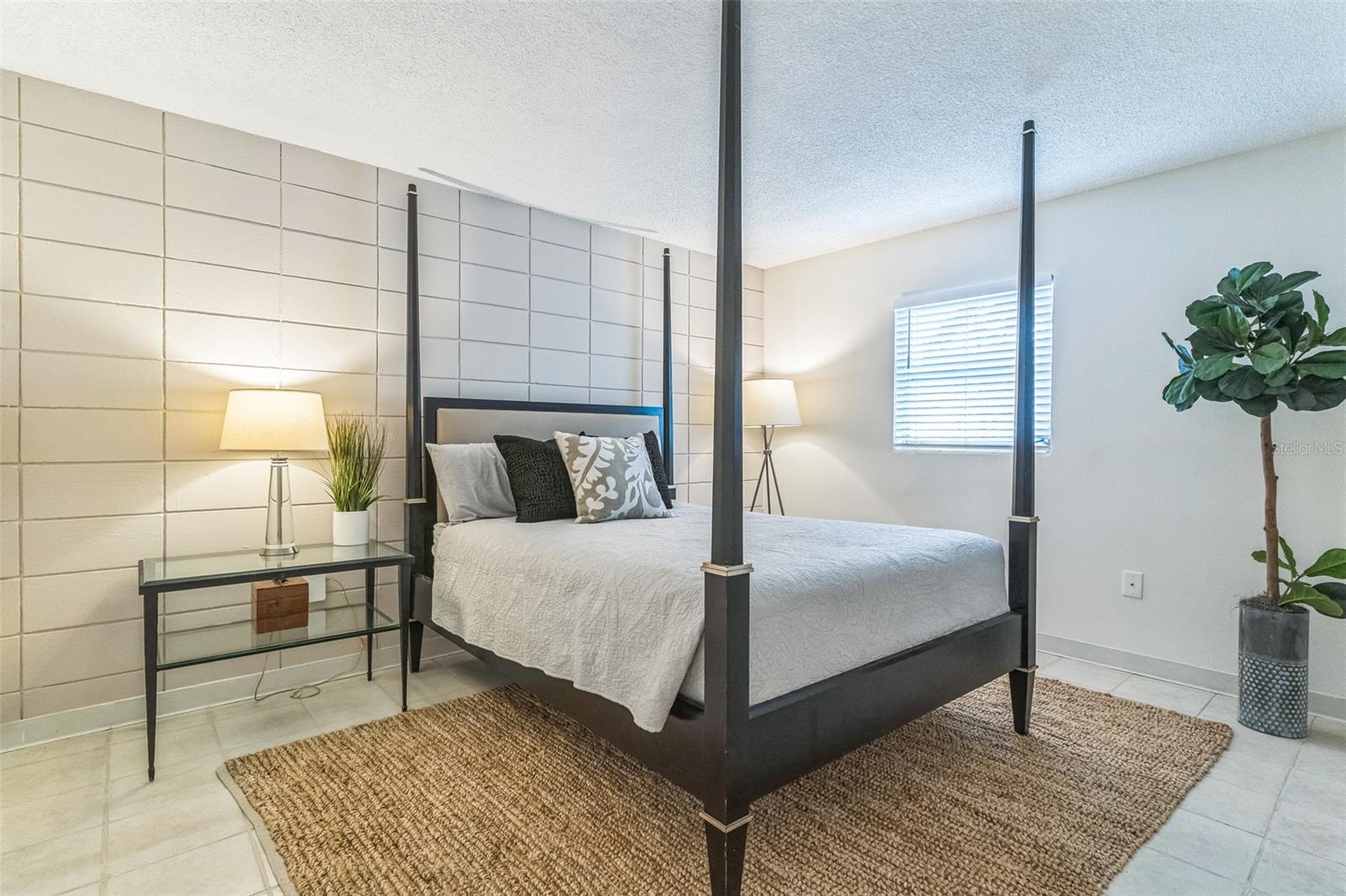 Image 13 of 18 For 320 Lakeview Street 110