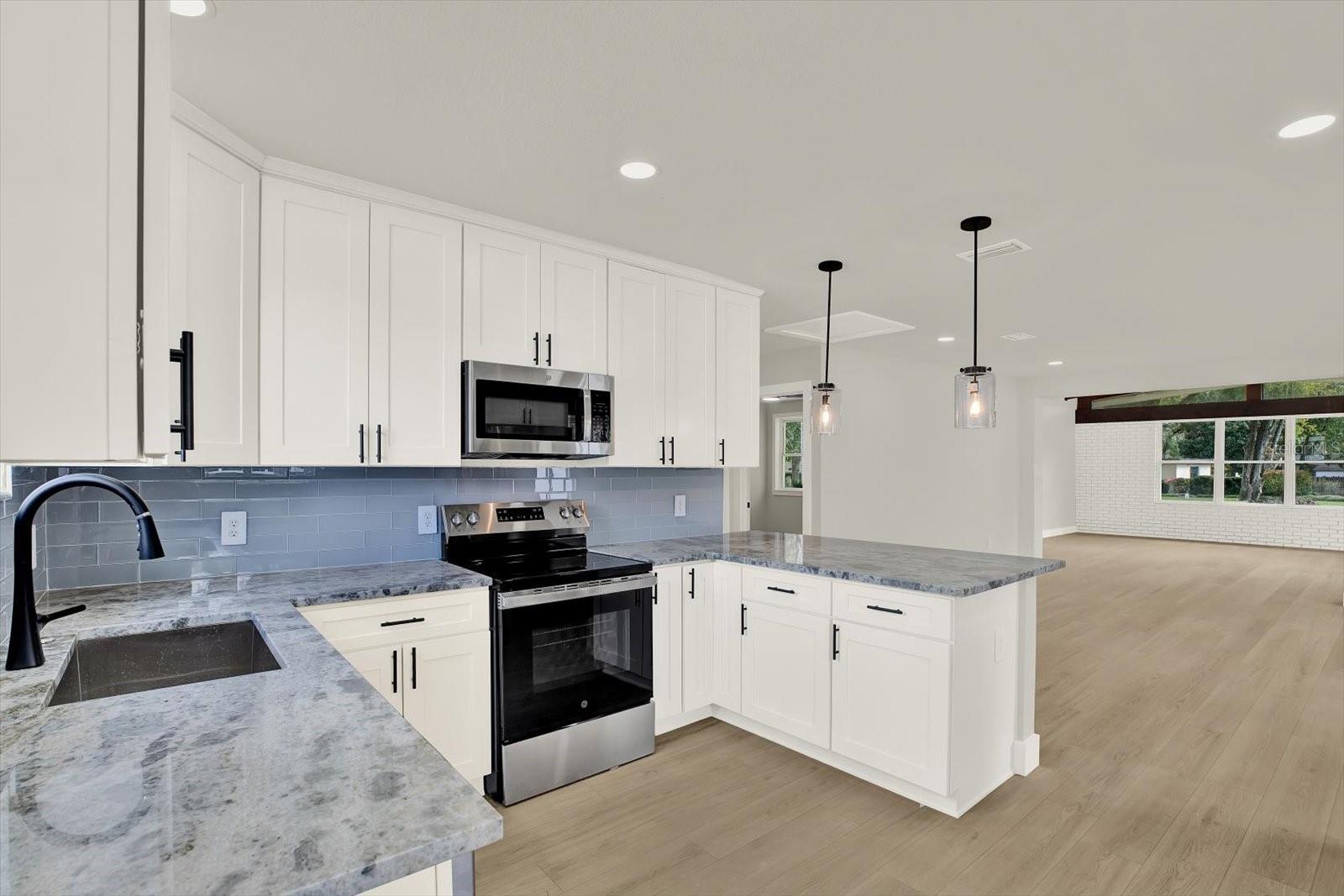 Listing photo id 11 for 222 Willowick Avenue