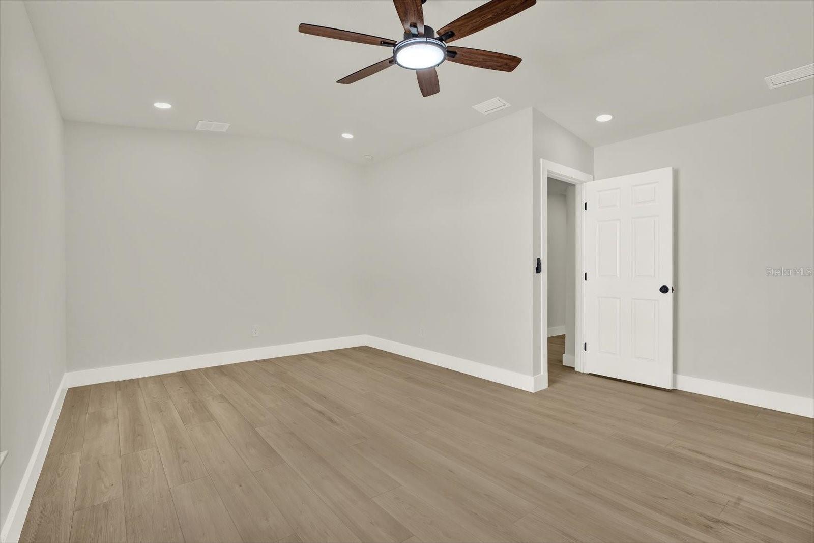 Listing photo id 18 for 222 Willowick Avenue