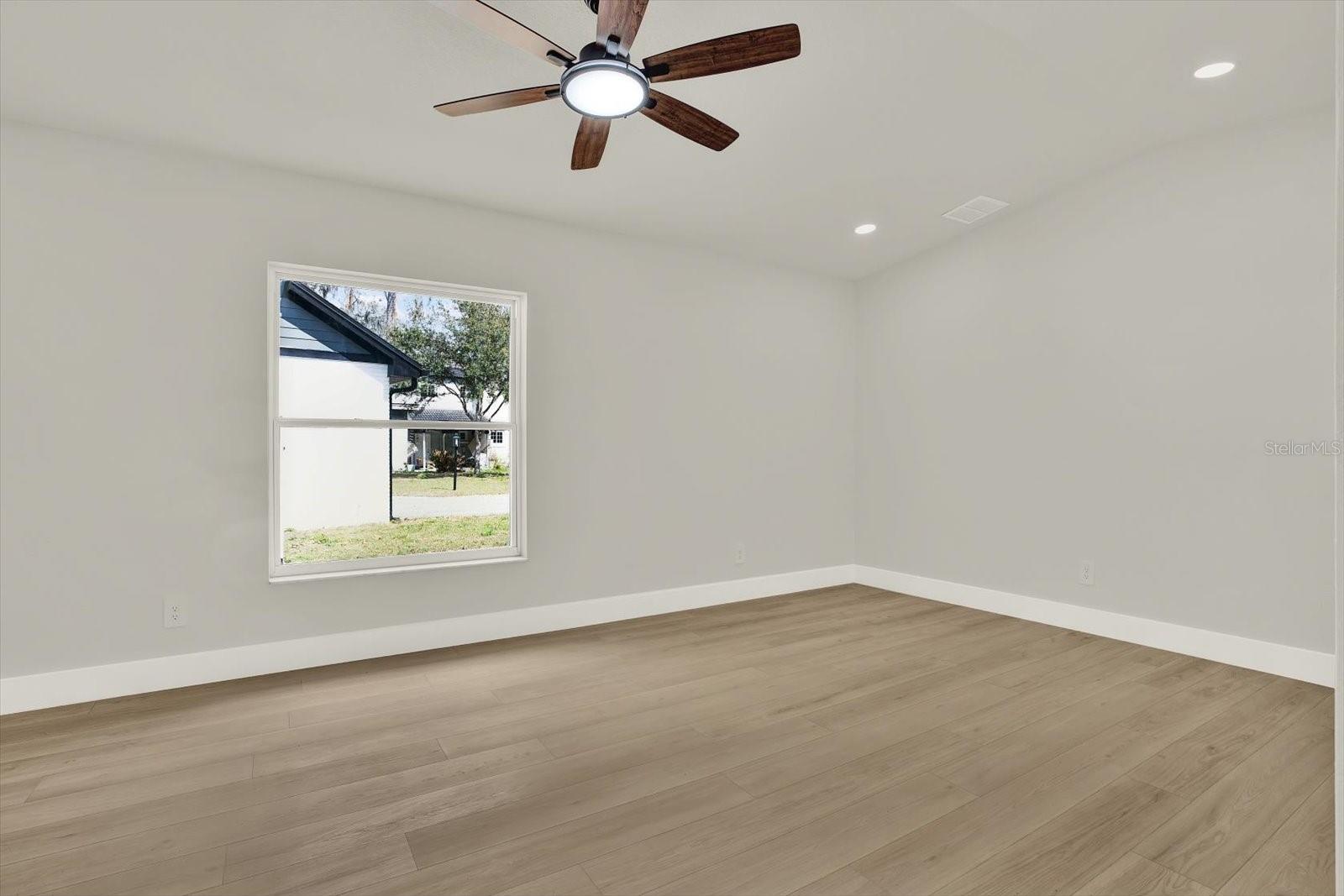 Listing photo id 19 for 222 Willowick Avenue