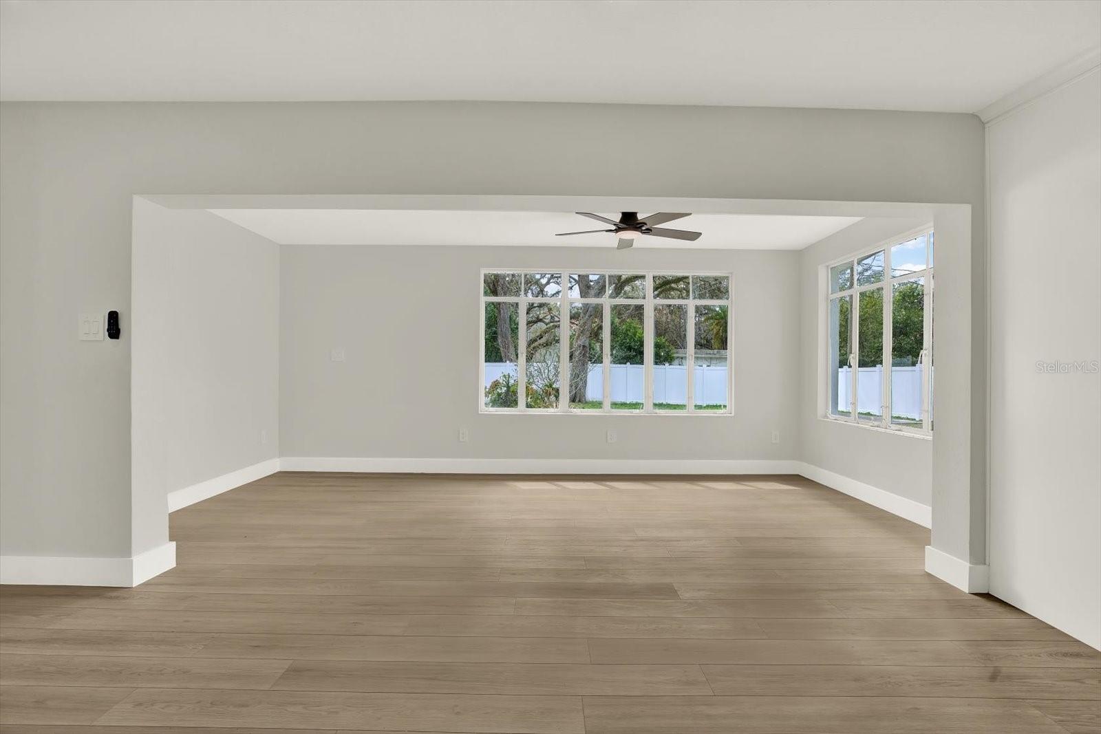 Listing photo id 3 for 222 Willowick Avenue