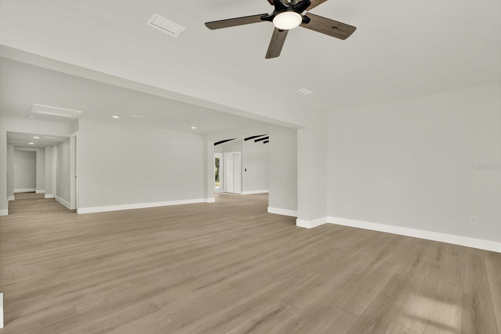 Listing photo id 4 for 222 Willowick Avenue