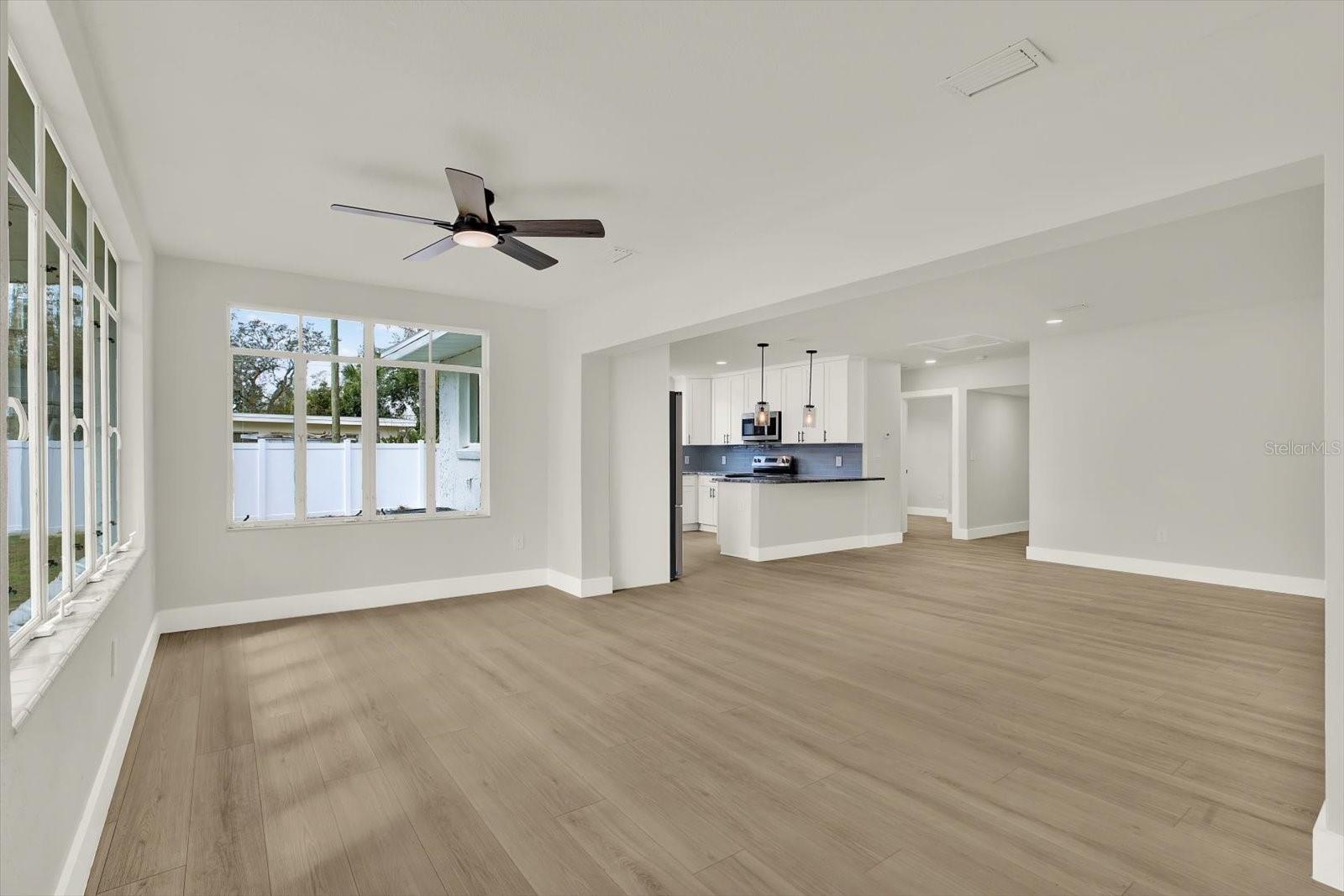 Listing photo id 5 for 222 Willowick Avenue