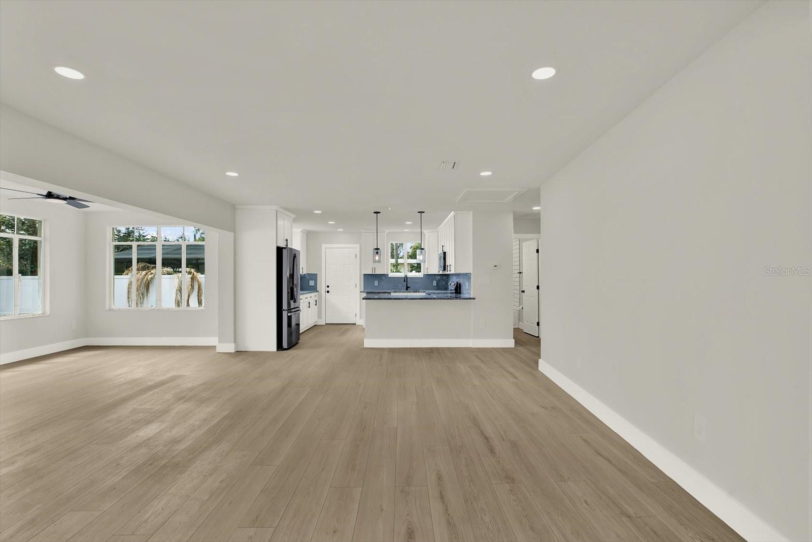 Listing photo id 6 for 222 Willowick Avenue