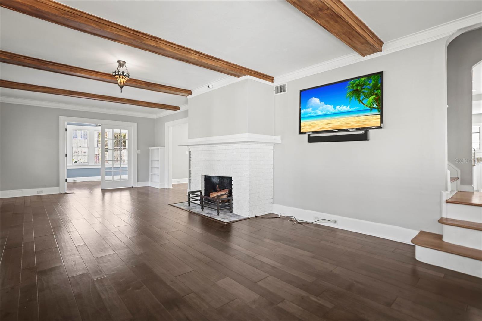 Listing photo id 9 for 800 18th Avenue N