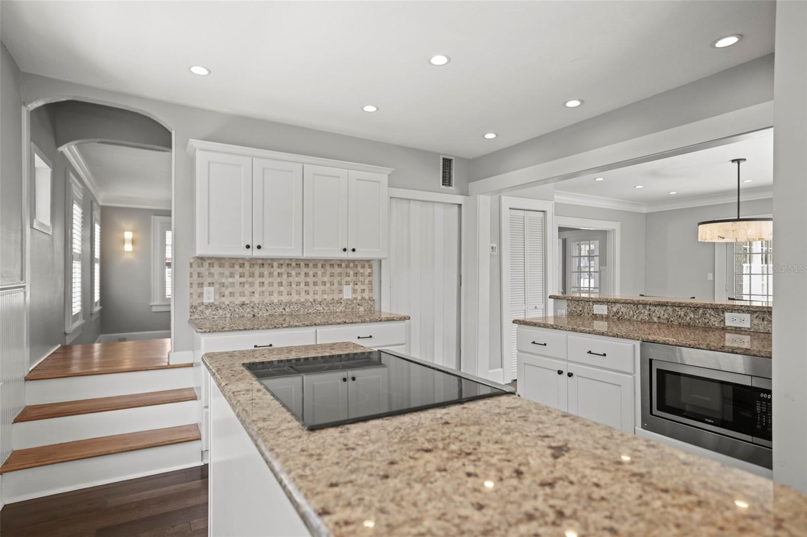 Listing photo id 15 for 800 18th Avenue N