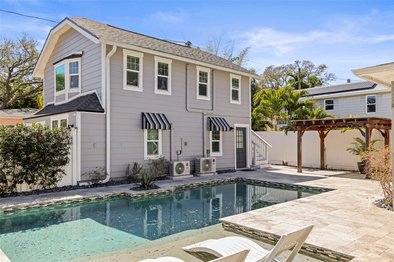 Listing photo id 0 for 800 18th Avenue N