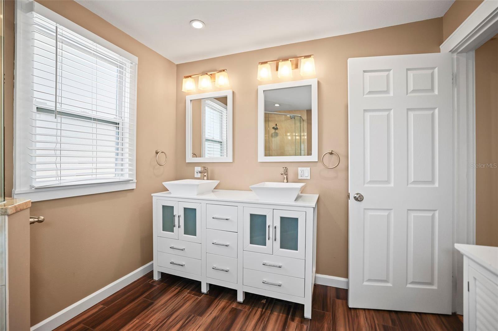 Listing photo id 21 for 800 18th Avenue N