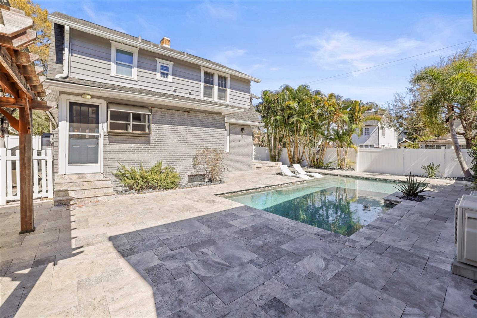 Listing photo id 29 for 800 18th Avenue N