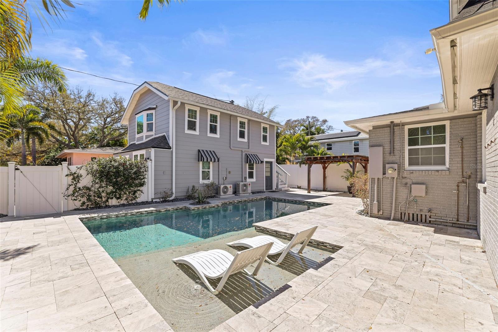 Listing photo id 32 for 800 18th Avenue N