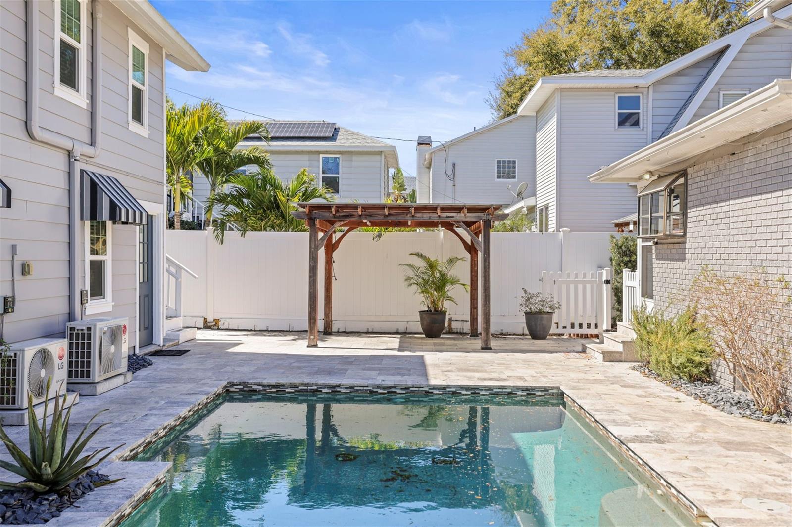 Listing photo id 33 for 800 18th Avenue N