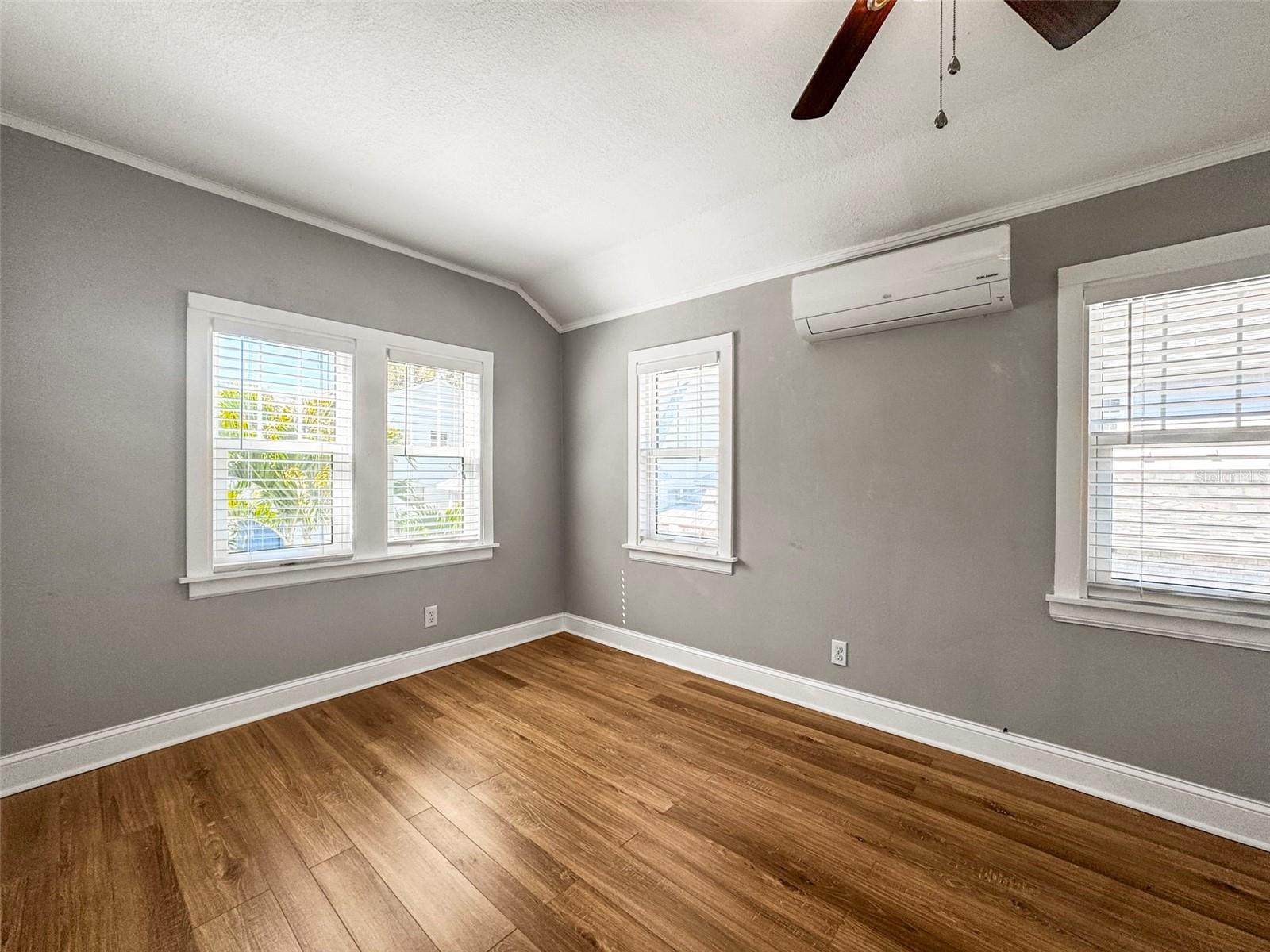 Listing photo id 47 for 800 18th Avenue N