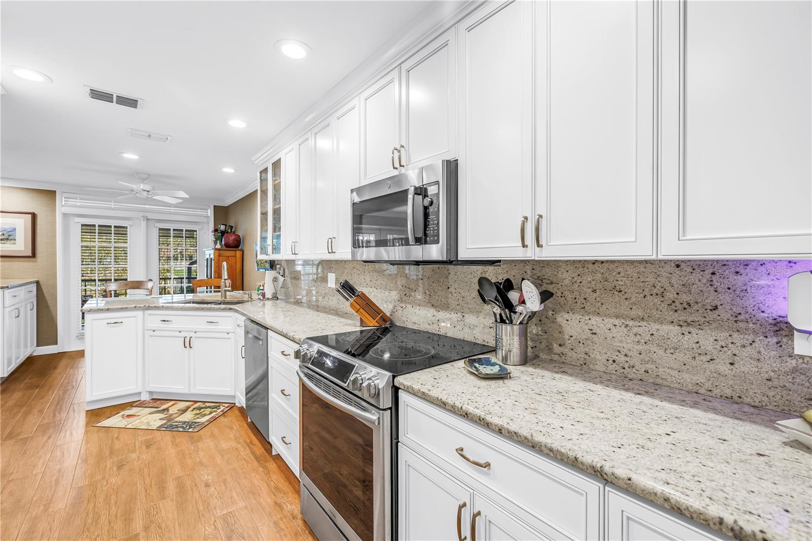 Image 13 of 41 For 812 Amelia Court Ne