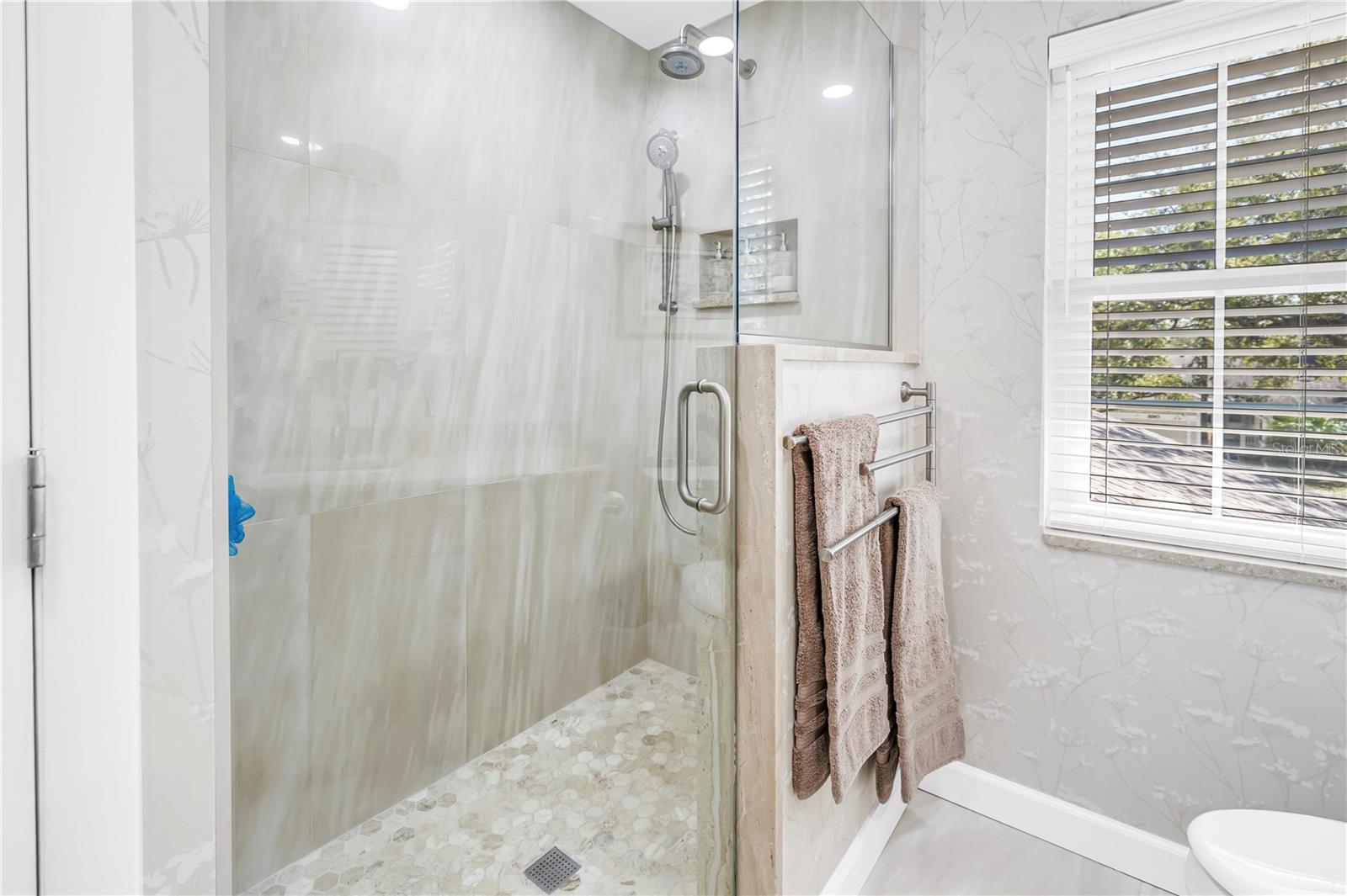 Image 27 of 41 For 812 Amelia Court Ne