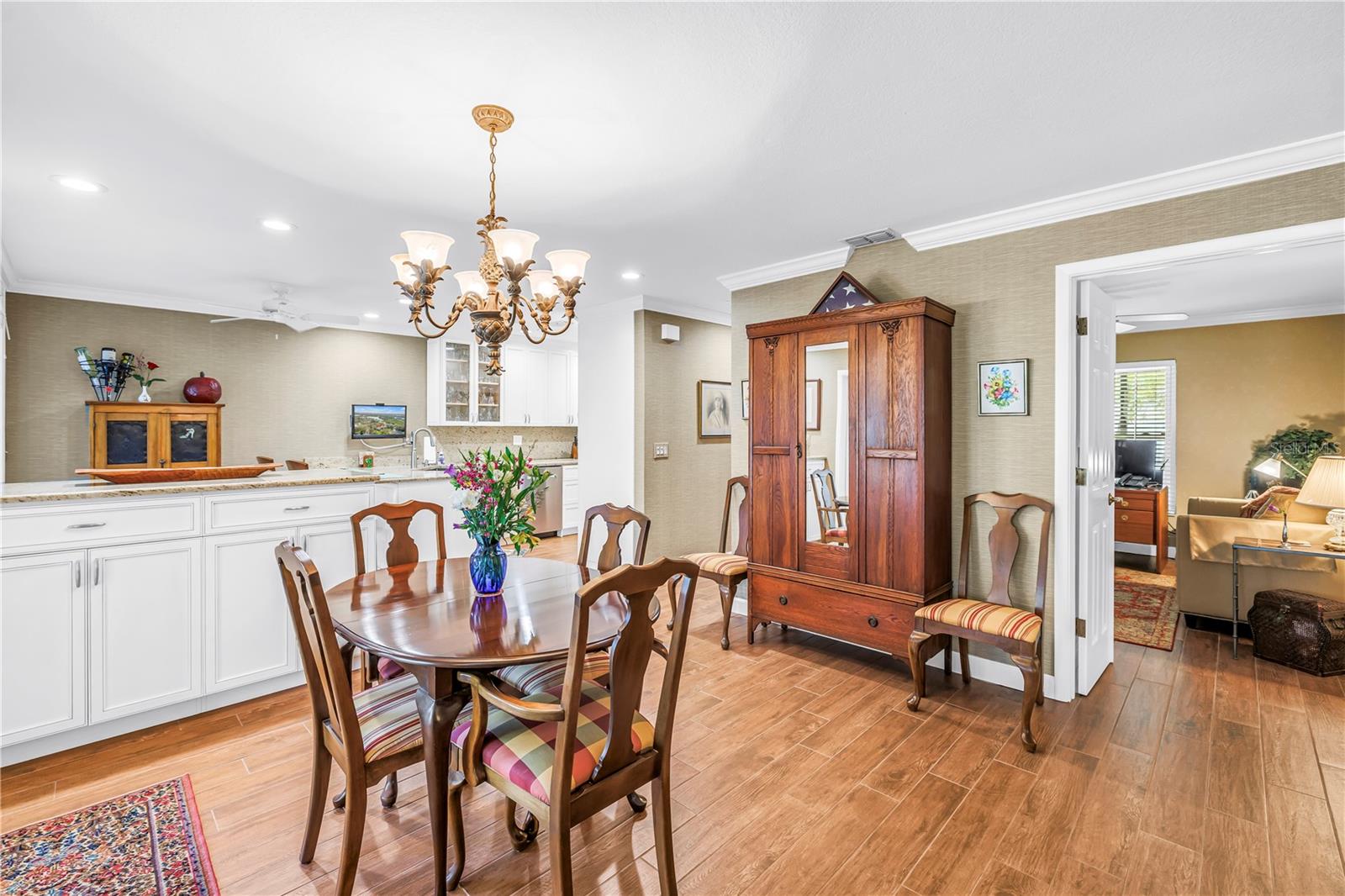 Image 9 of 41 For 812 Amelia Court Ne