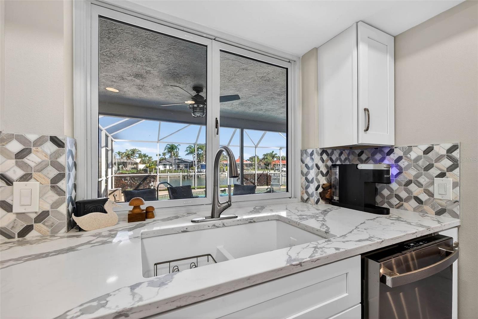 Listing photo id 11 for 3927 48th Avenue S