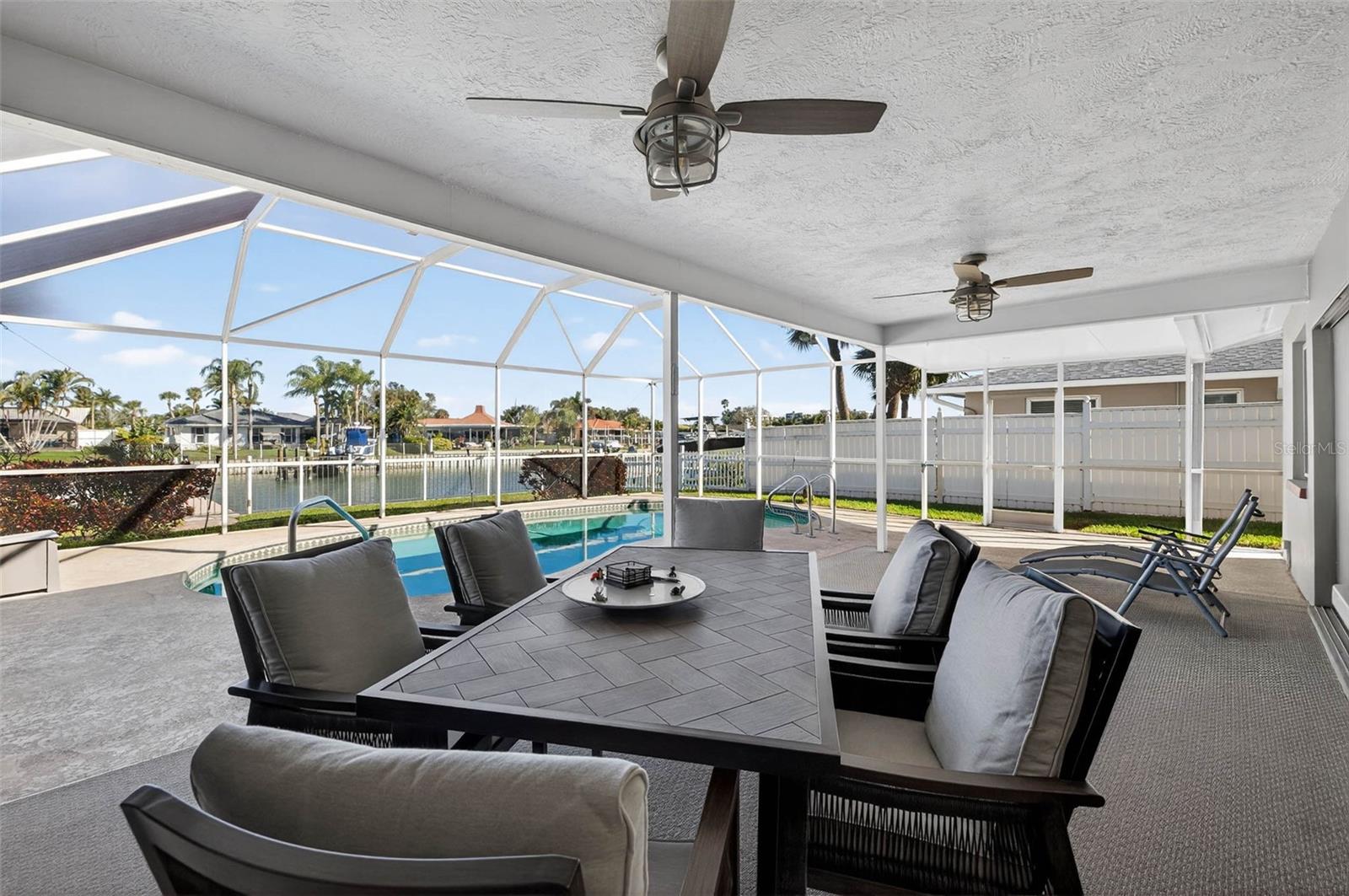 Listing photo id 13 for 3927 48th Avenue S