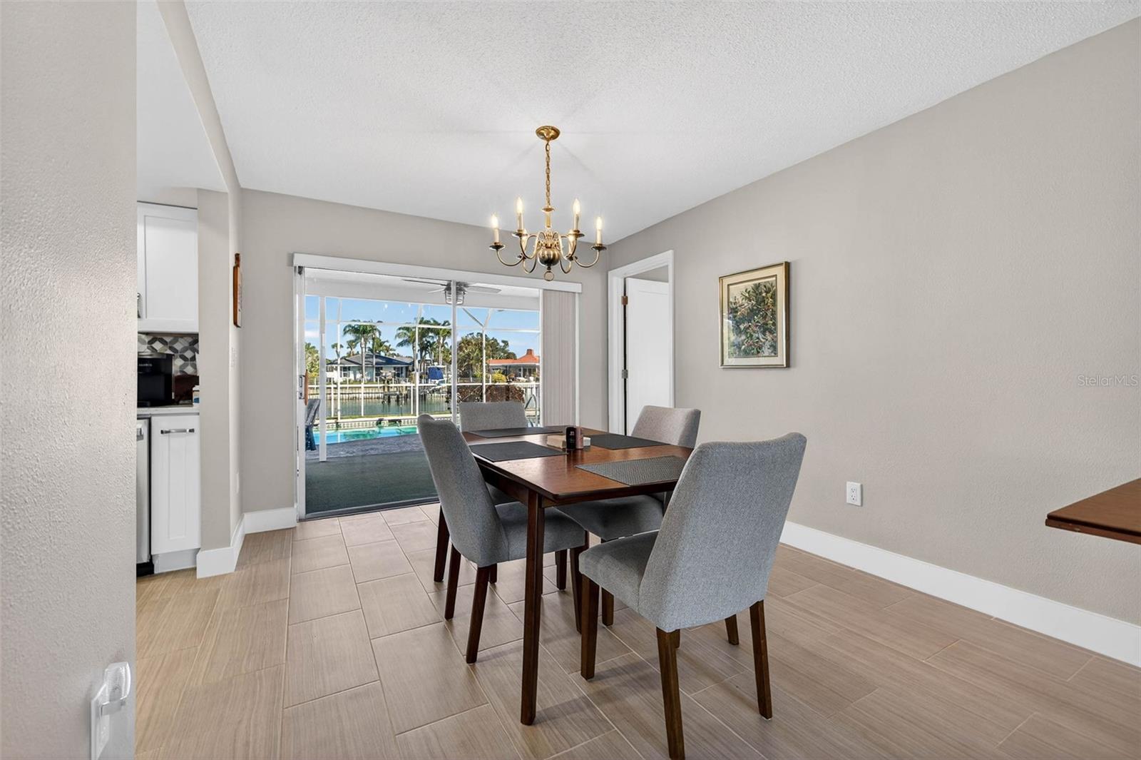 Listing photo id 14 for 3927 48th Avenue S