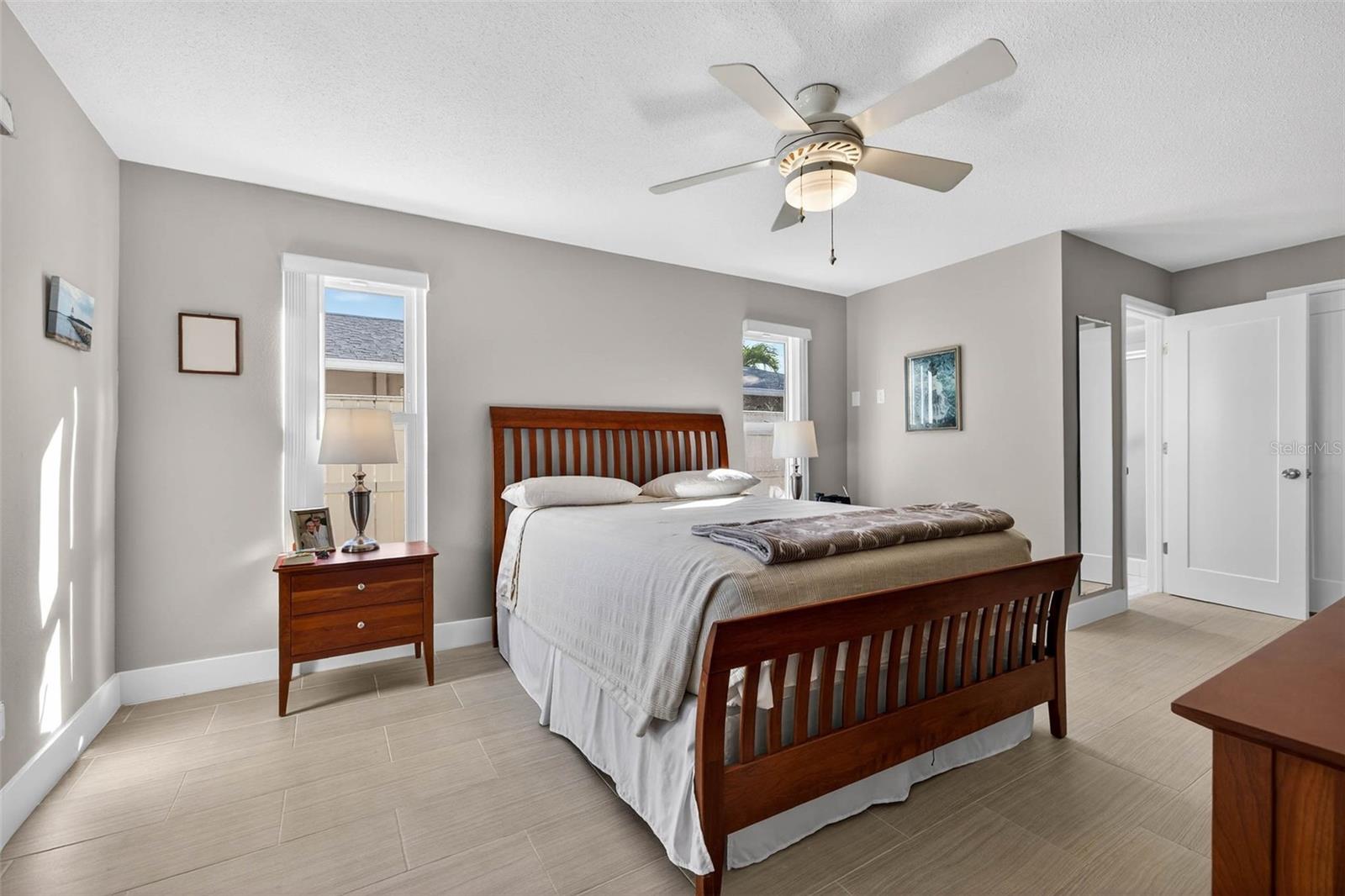 Listing photo id 15 for 3927 48th Avenue S