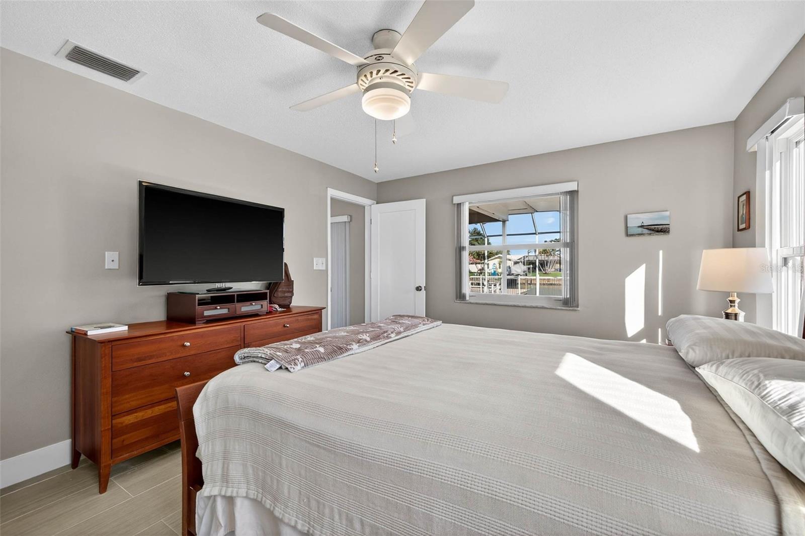 Listing photo id 16 for 3927 48th Avenue S