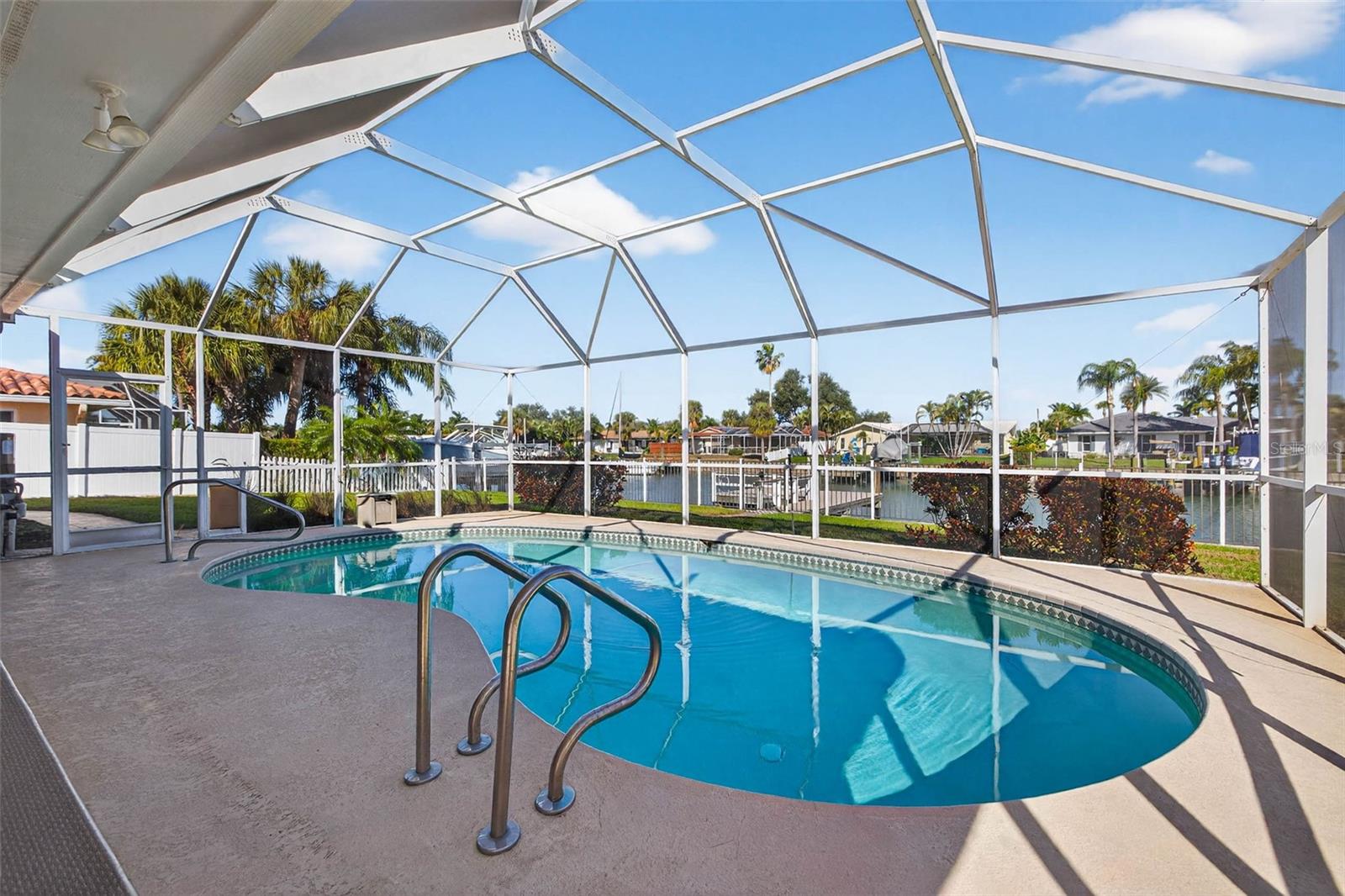 Listing photo id 21 for 3927 48th Avenue S