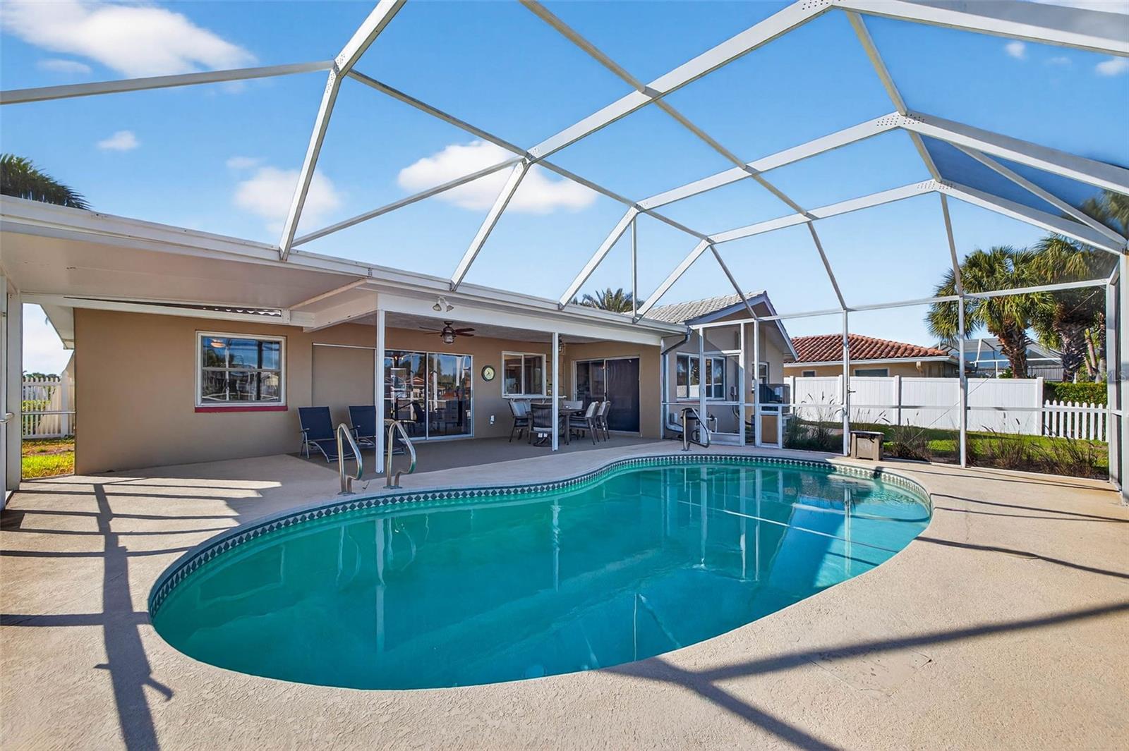 Listing photo id 23 for 3927 48th Avenue S