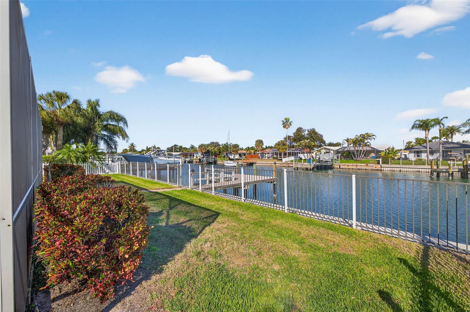 Listing photo id 25 for 3927 48th Avenue S