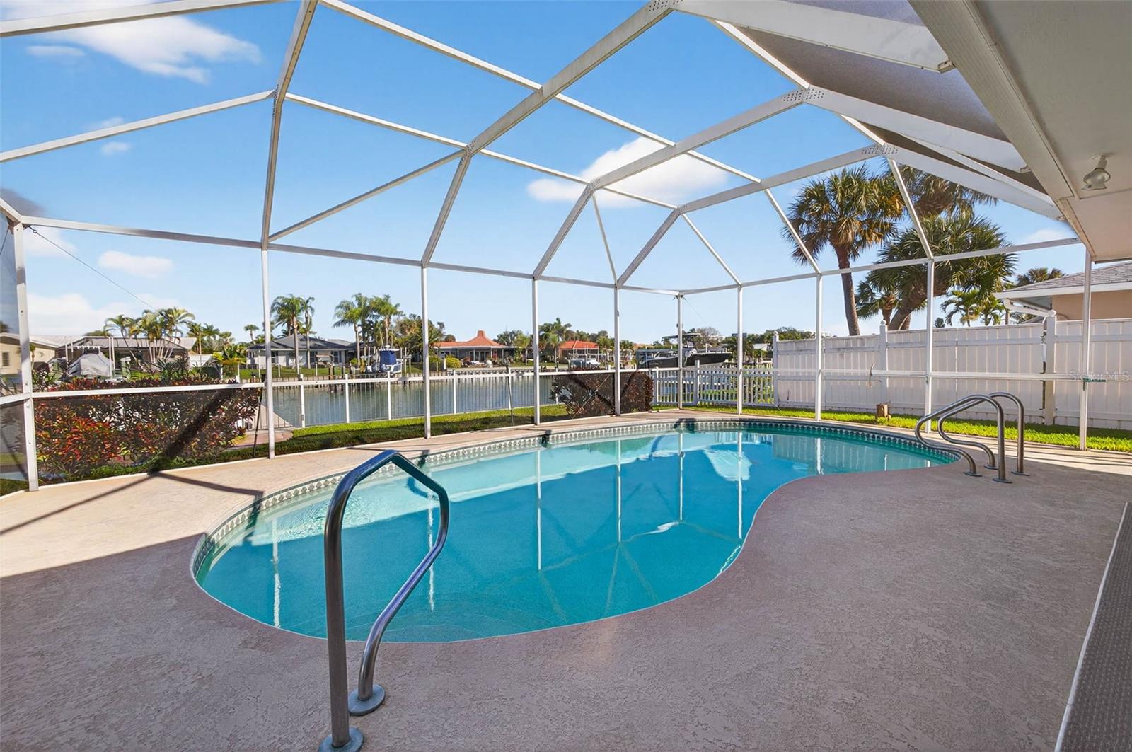 Listing photo id 28 for 3927 48th Avenue S