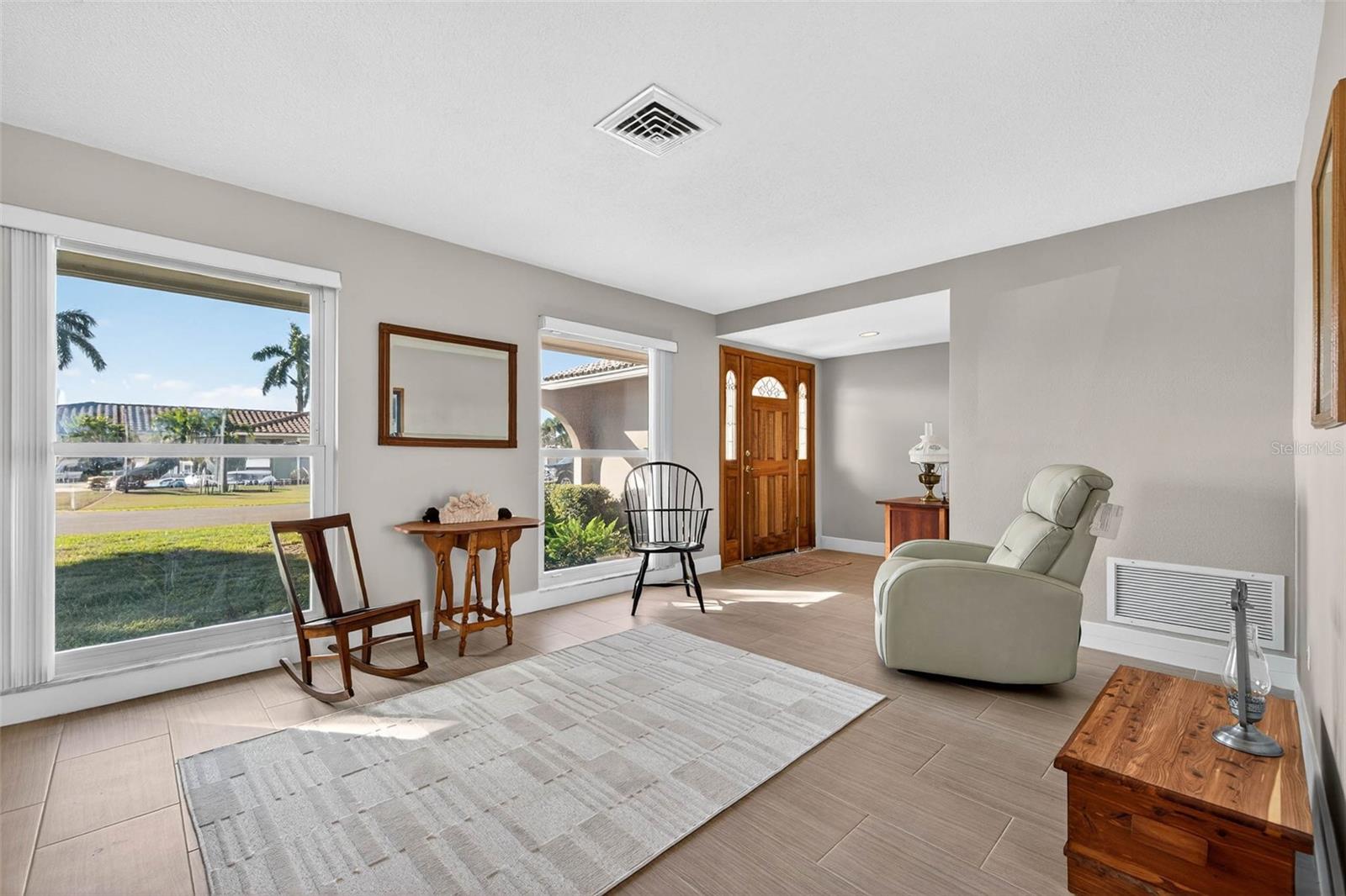 Listing photo id 2 for 3927 48th Avenue S