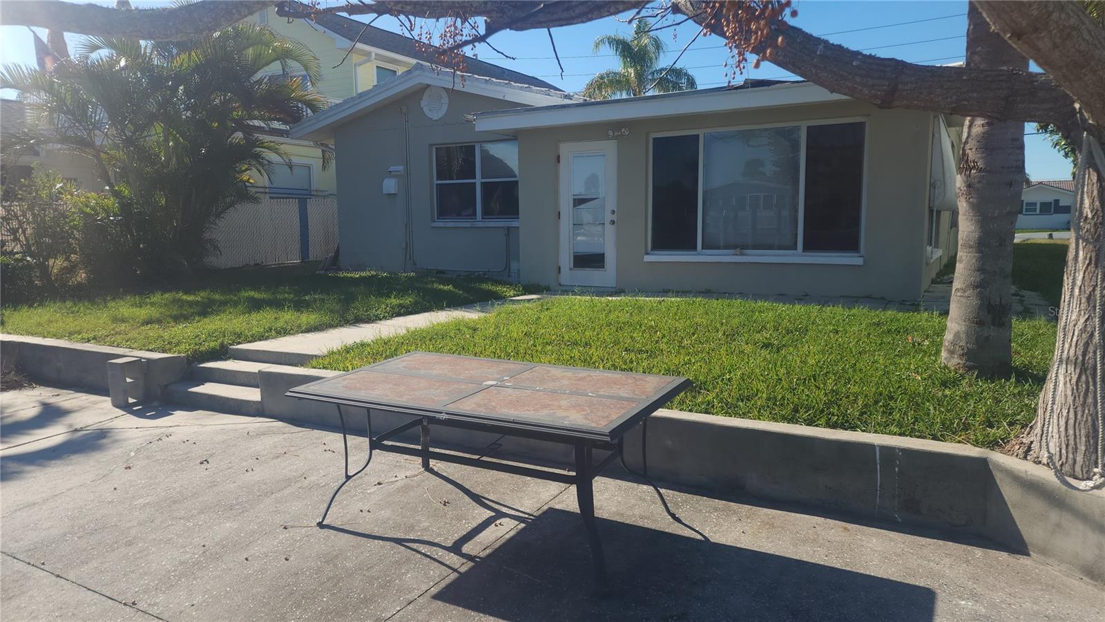 Listing photo id 2 for 3907 Floramar Terrace