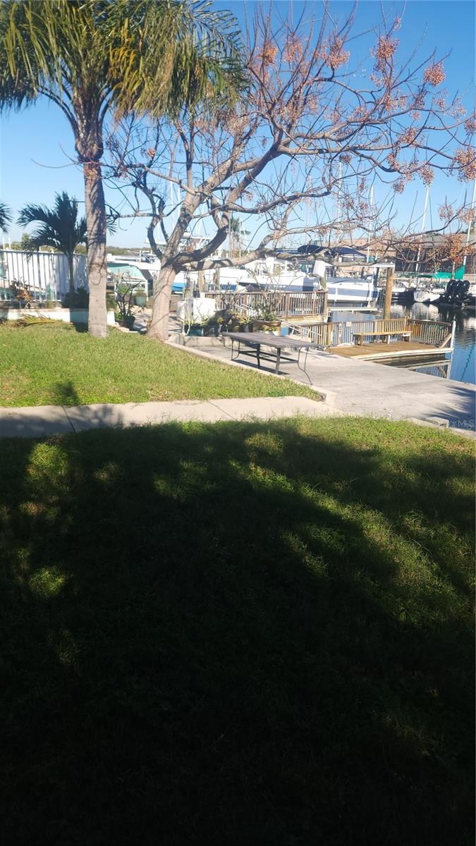 Listing photo id 3 for 3907 Floramar Terrace