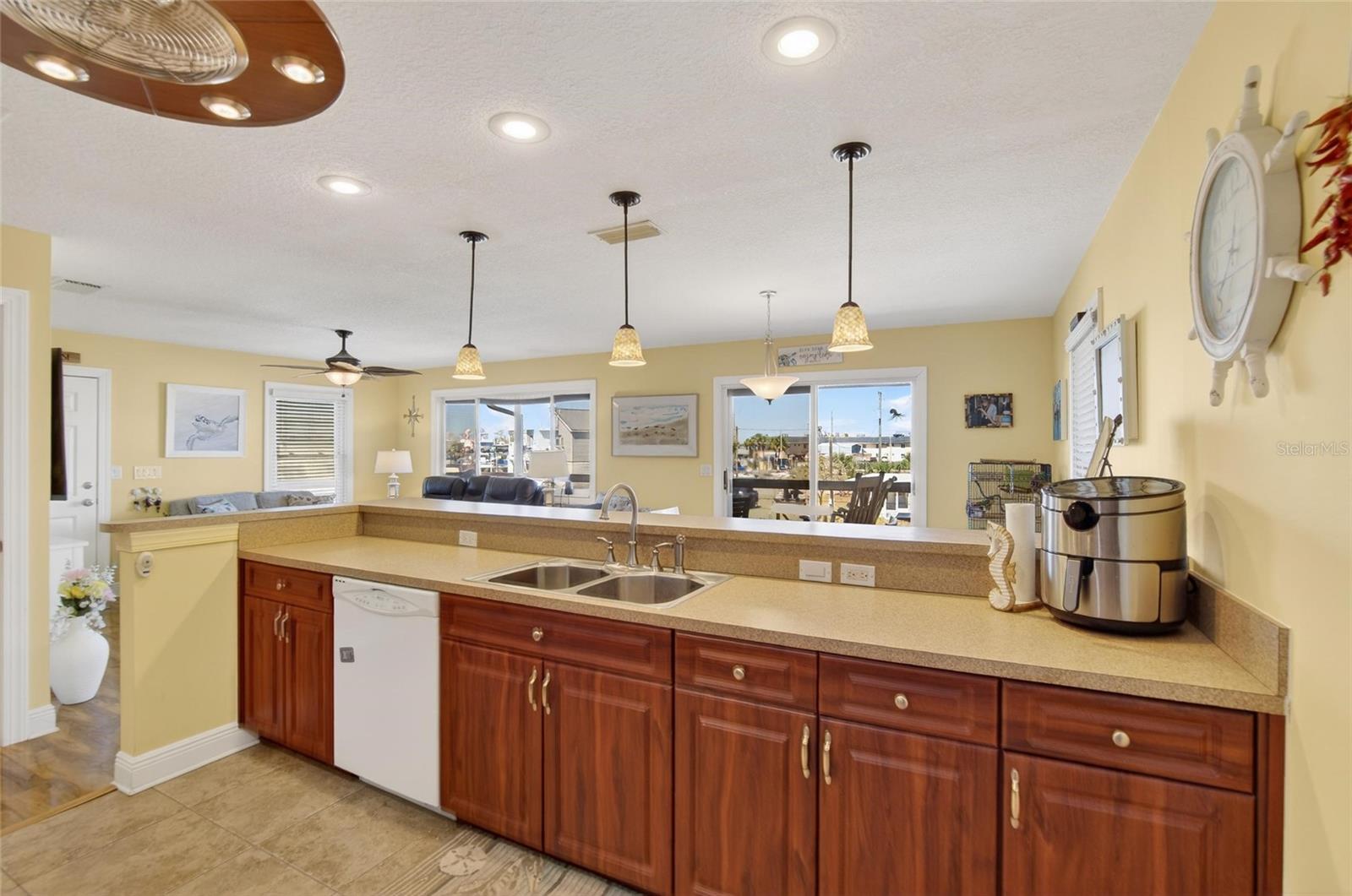 Listing photo id 8 for 6331 Lonnie Lee Lane