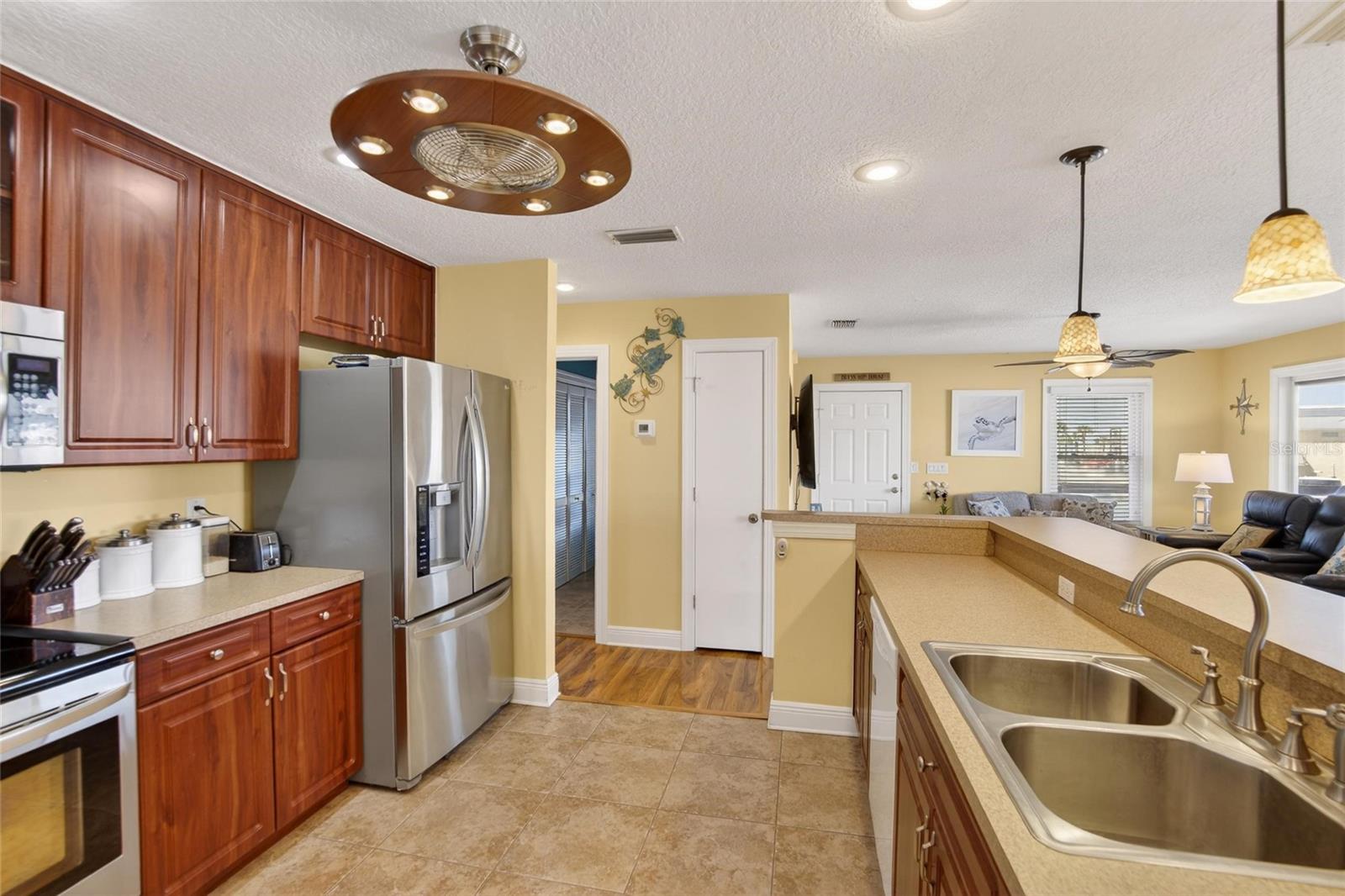 Listing photo id 9 for 6331 Lonnie Lee Lane