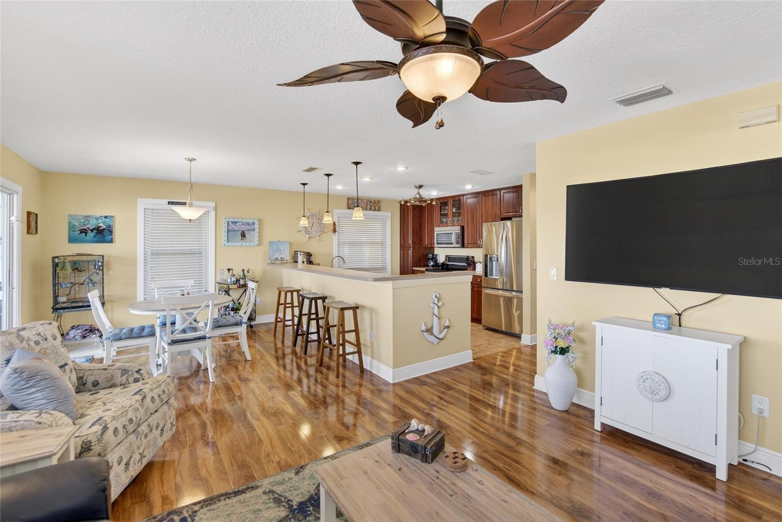 Listing photo id 2 for 6331 Lonnie Lee Lane