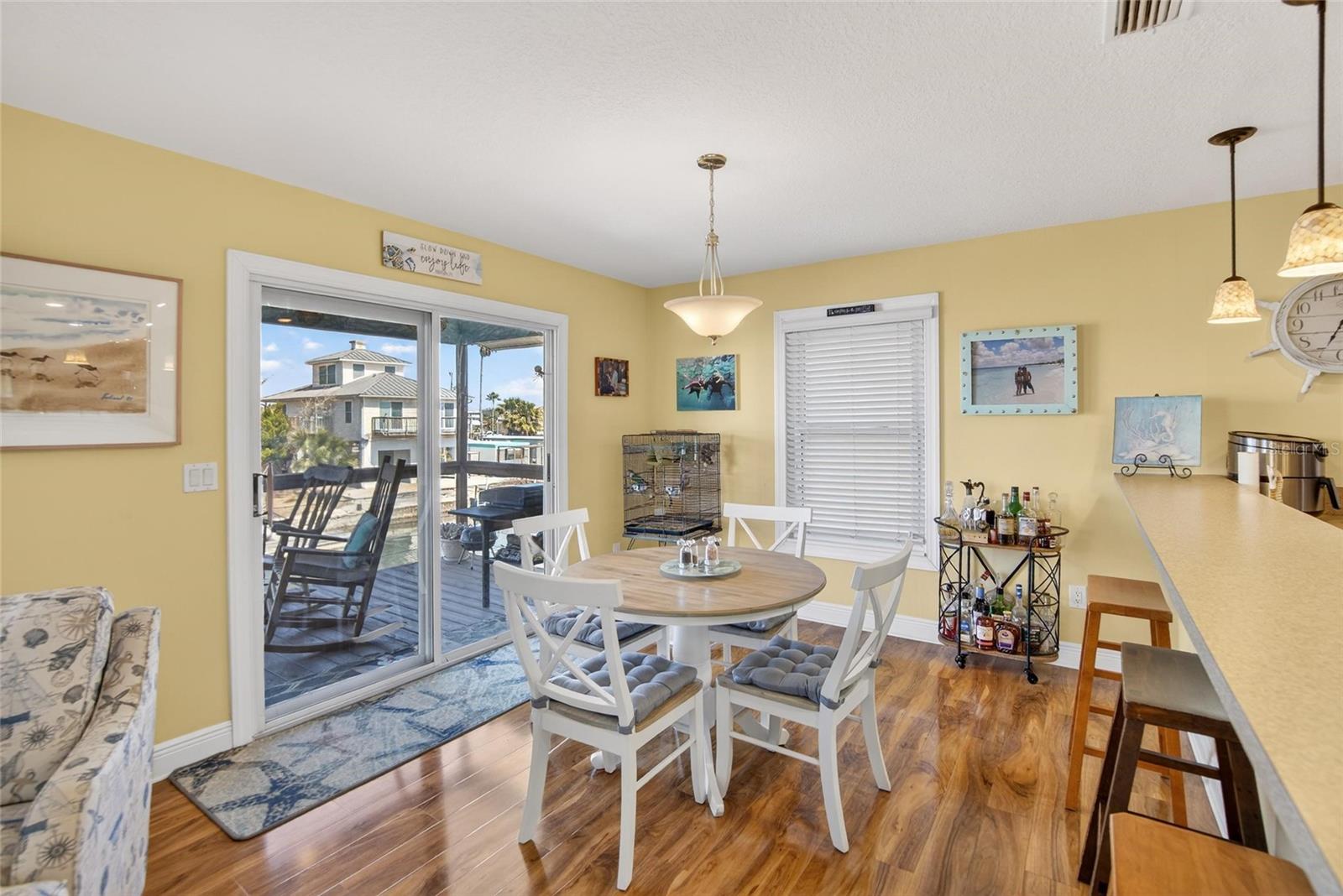 Listing photo id 4 for 6331 Lonnie Lee Lane