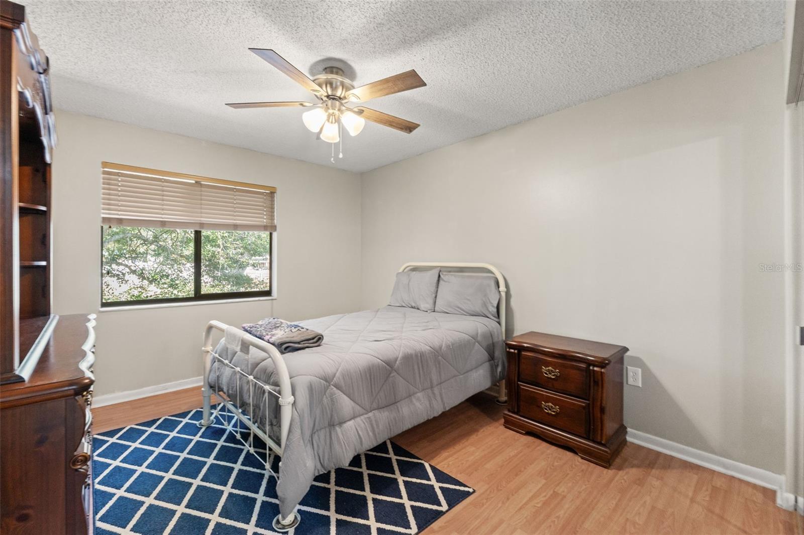 Image 19 of 32 For 520 Silver Course B