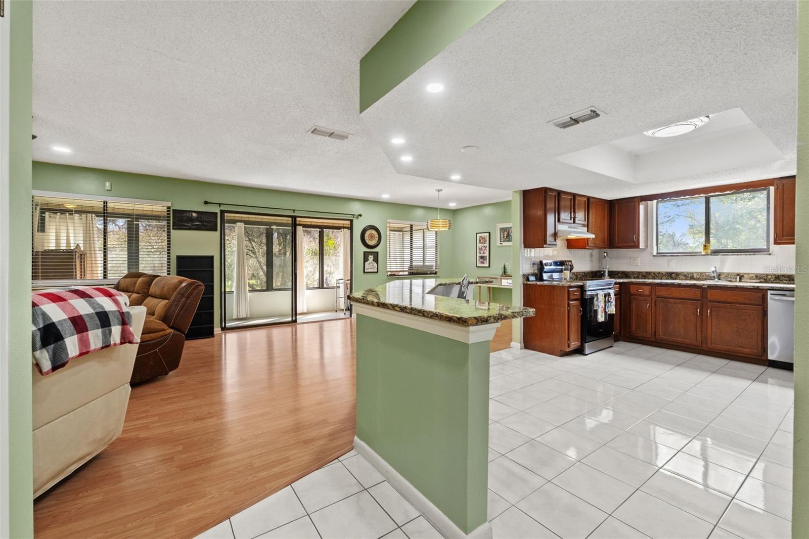 Image 5 of 32 For 520 Silver Course B