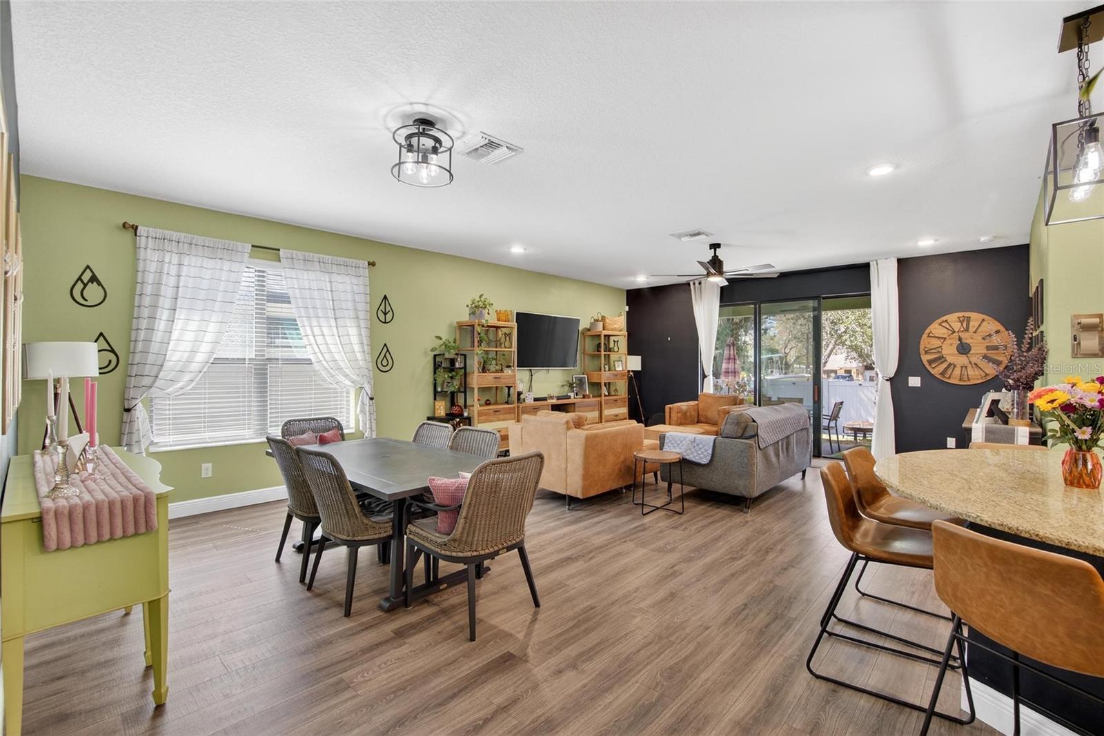 Listing photo id 15 for 11439 Crowne Pointe Street