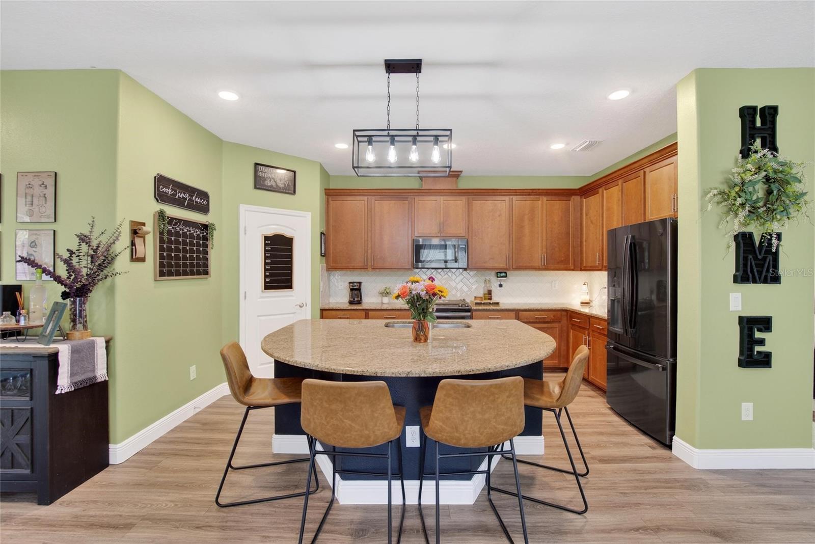 Listing photo id 17 for 11439 Crowne Pointe Street