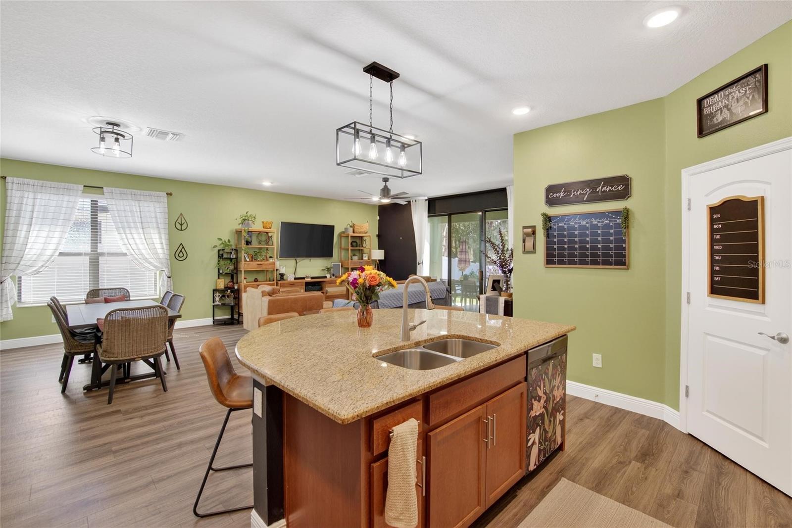 Listing photo id 20 for 11439 Crowne Pointe Street